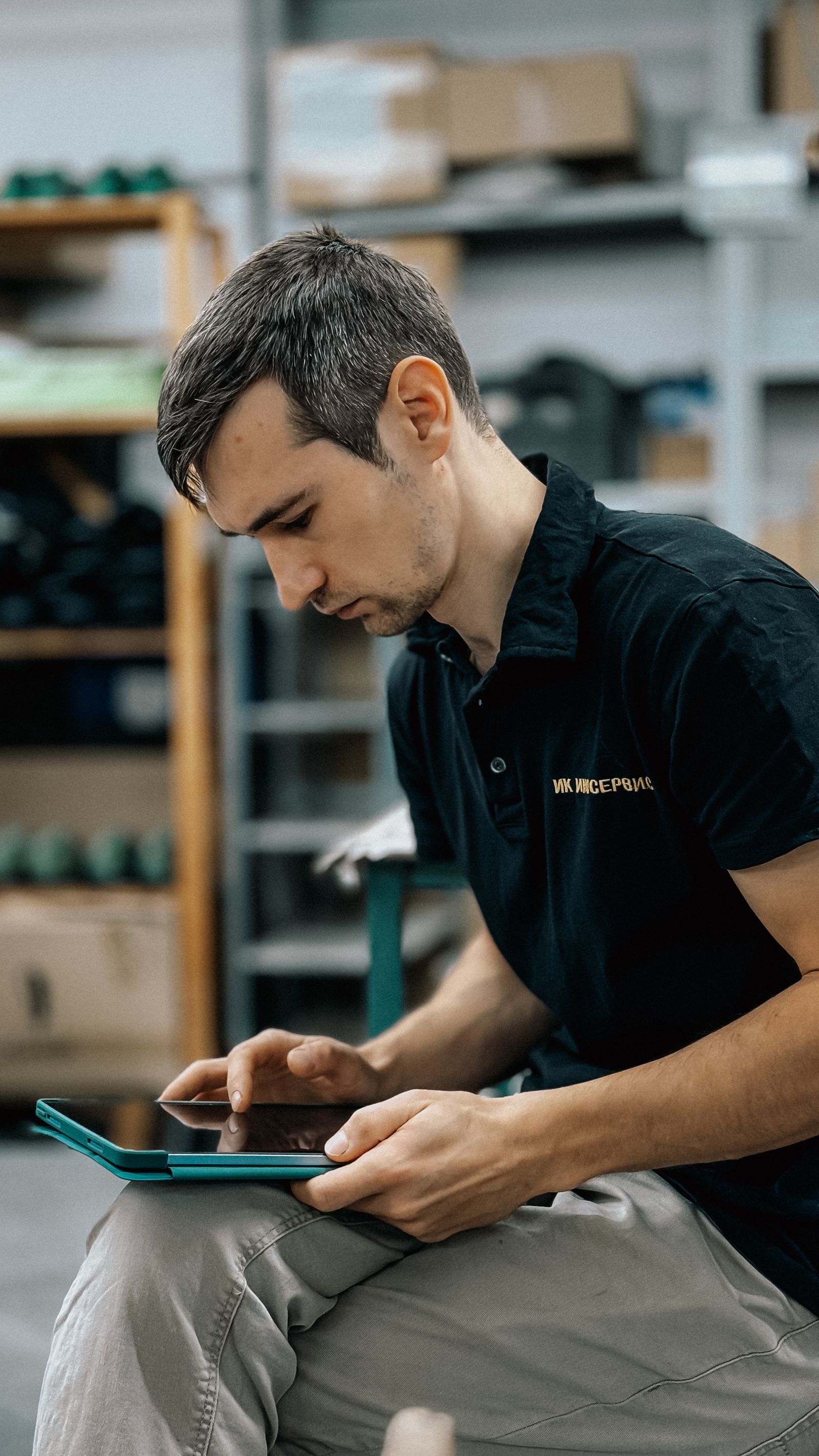 Warehouse operator using a tablet to coordinate a connected business process